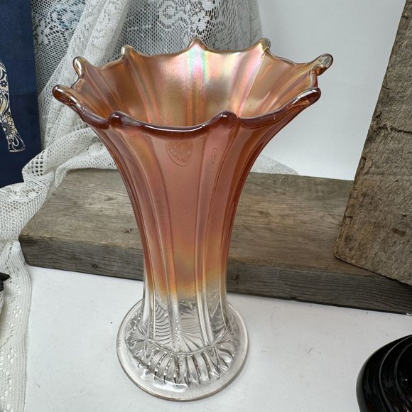 Vintage Carnival Vase 8" Tall excellent Condition - Picture 5 of 8